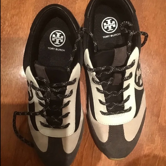 Tory Burch . New .Never worn. Size 6. - Picture 3 of 3